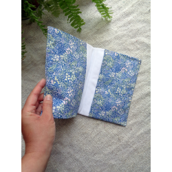 Housse carnet de santé Claralily
Motifs Petites fleurs sur fond bleu