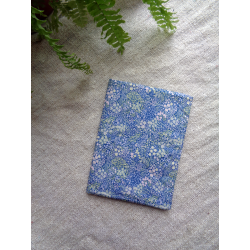 Housse carnet de santé Claralily
Motifs Petites fleurs sur fond bleu